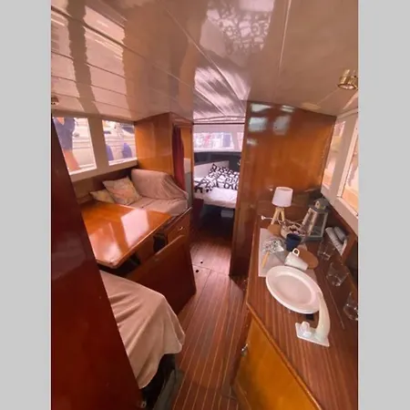 Bateau Authentique Et Confortable Bådhotel *